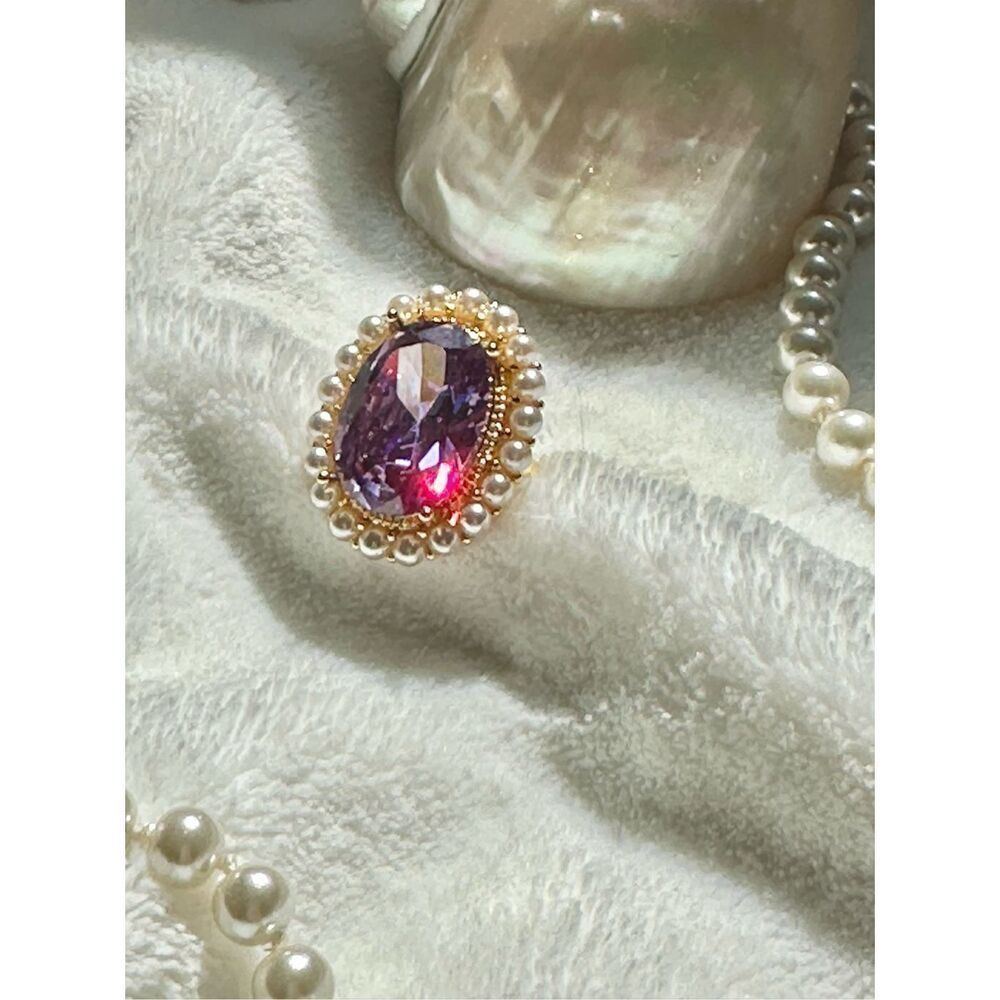 Gorgeous lavender oval cut cubic zirconia adjustable cocktail ring with faux pea - Picture 4 of 14